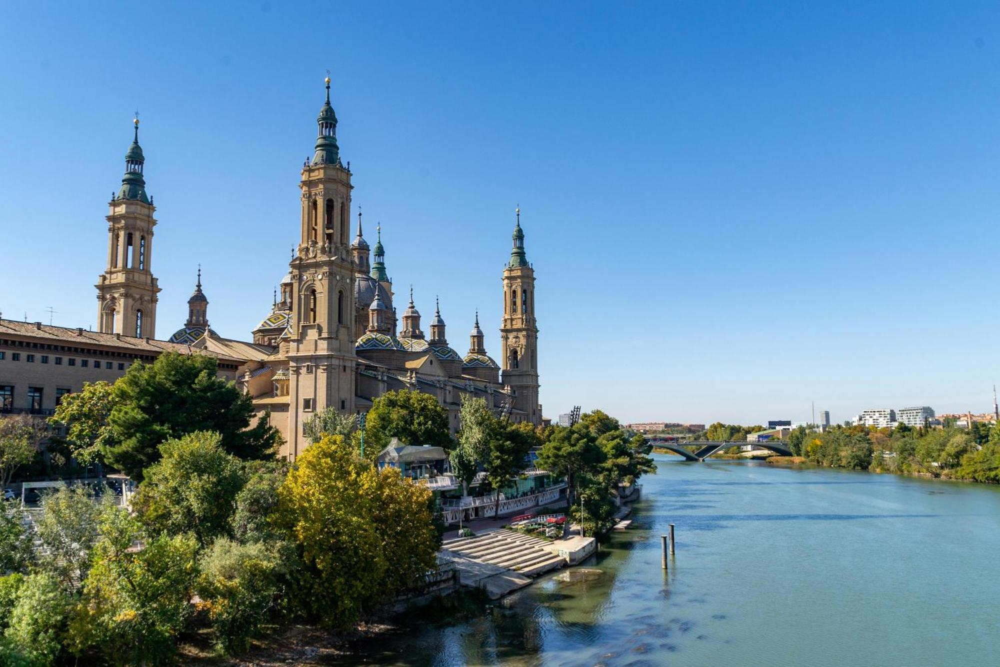 A Orillas Del Pilar Con Parking Zaragoza Luaran gambar